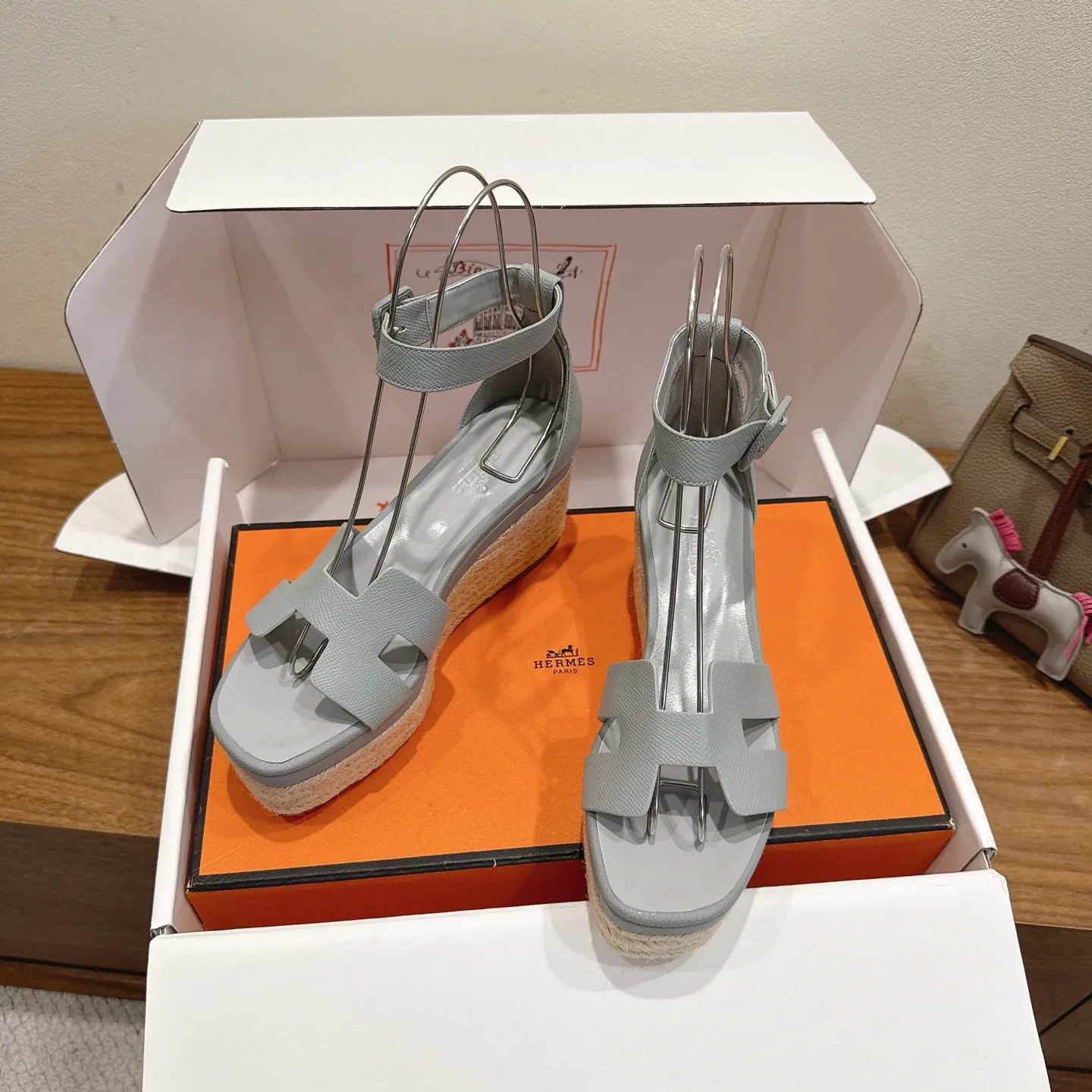 👟👟Ex-factory price 720👟👟 Hermes... a Eclair 2025 new color + popular series, the version is super positive, with a certain thickness, which makes the legs longer! Breathable, comfortable calfskin, spring and summer color matching, this item is both beautiful and comfortable! Channel supply code size: 35-39 can be ordered as 40.41 with airplane box ➕20